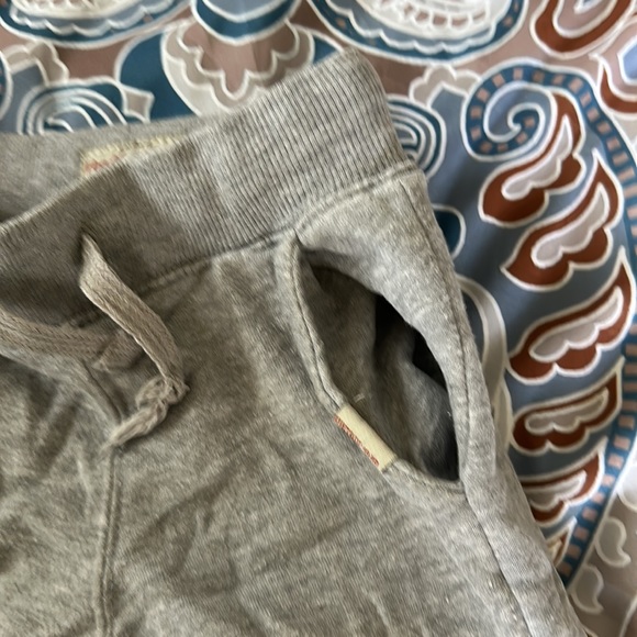 Boys size 5 grey sweatpants - Picture 3 of 4